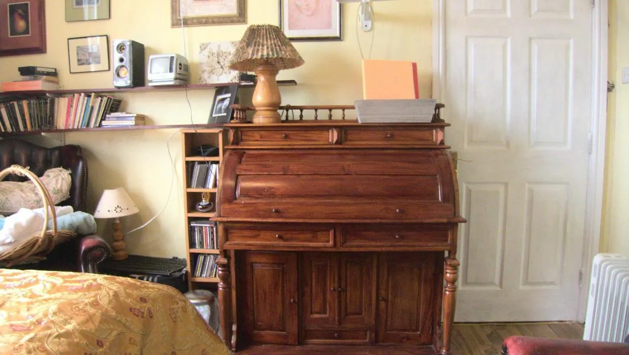 B&B Ms Mccreadys Guest House 동커스터