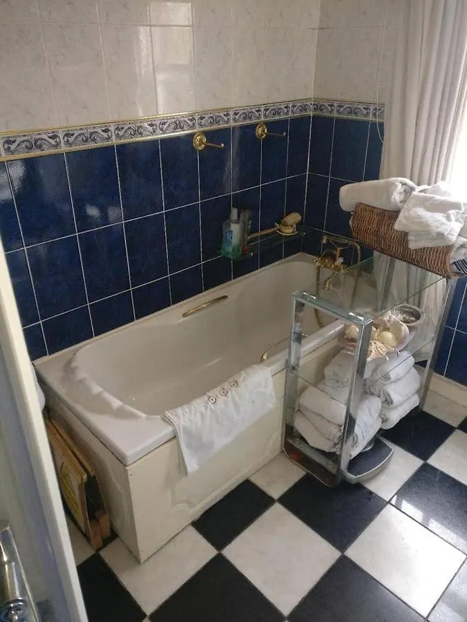 B&B Ms Mccreadys Guest House 동커스터